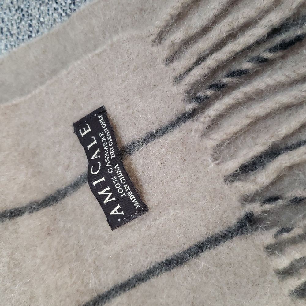 Amicale Cashmere Scarf - Picture 3 of 6